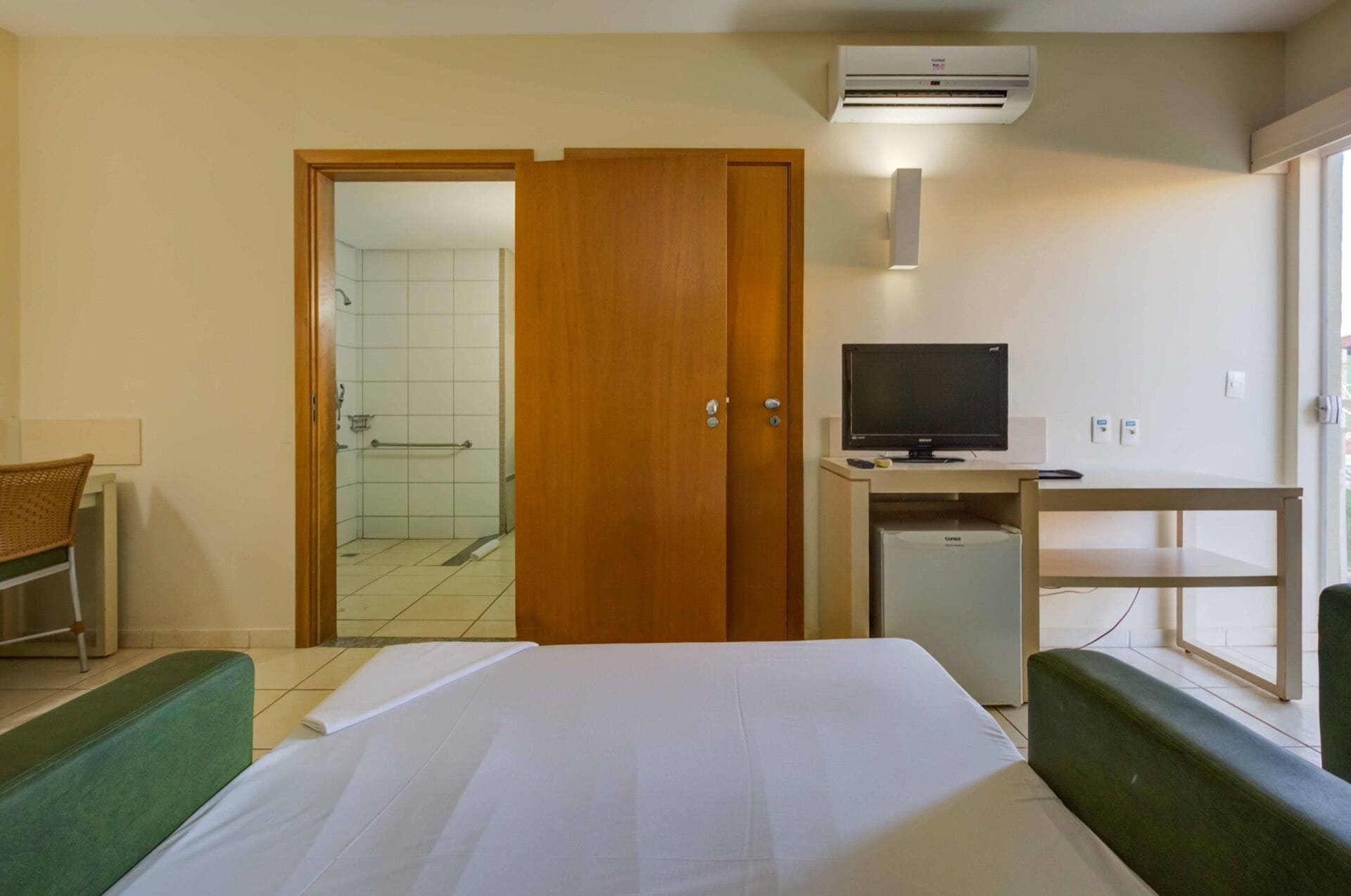 Superior Twin kamer, toegankelijk voor rolstoelgebruikers | Een minibar, een kluis op de kamer, een bureau, een laptopwerkplek