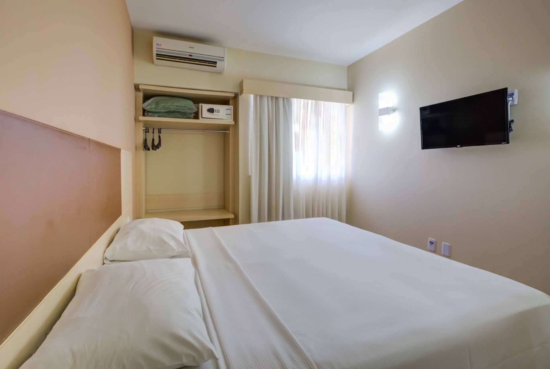 Een minibar, een kluis op de kamer, een bureau, een laptopwerkplek