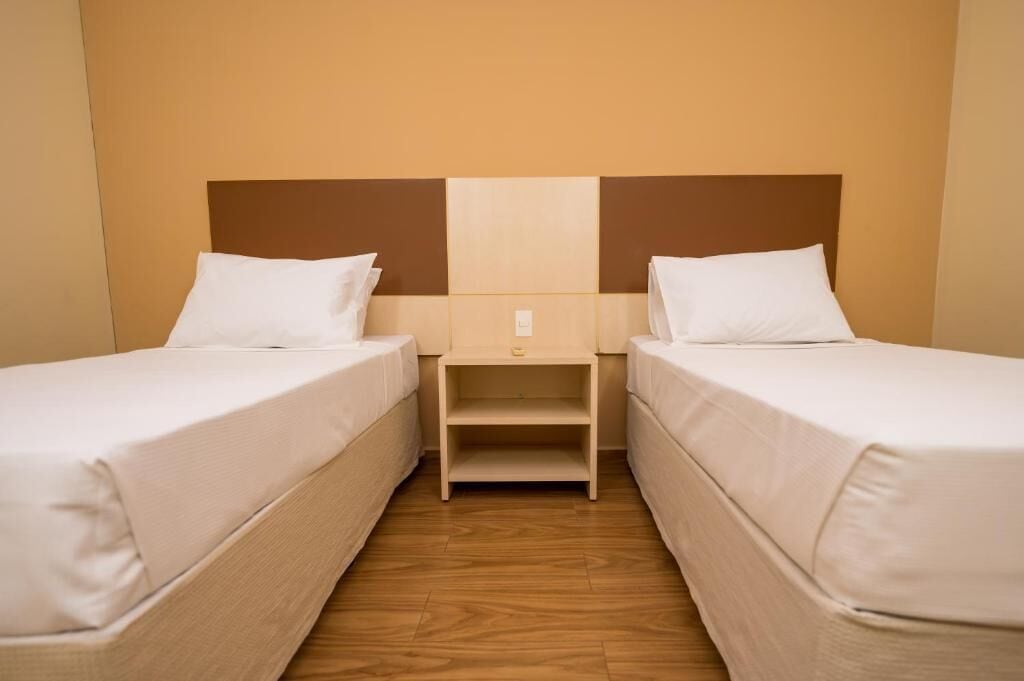 Een minibar, een kluis op de kamer, een bureau, een laptopwerkplek