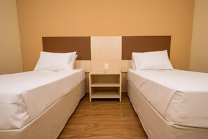 迷你吧、房內夾萬、書桌、手提電腦工作空間