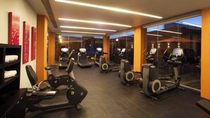 A gym with treadmills, elliptical machines, and exercise bikes. - Courtyard Toluca Tollocan (Toluca)