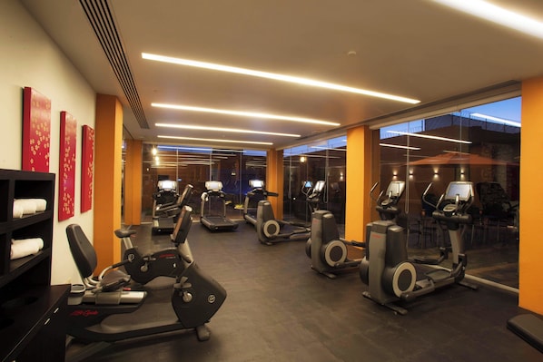 A gym with treadmills, elliptical machines, and exercise bikes. - Courtyard Toluca Tollocan (Toluca)