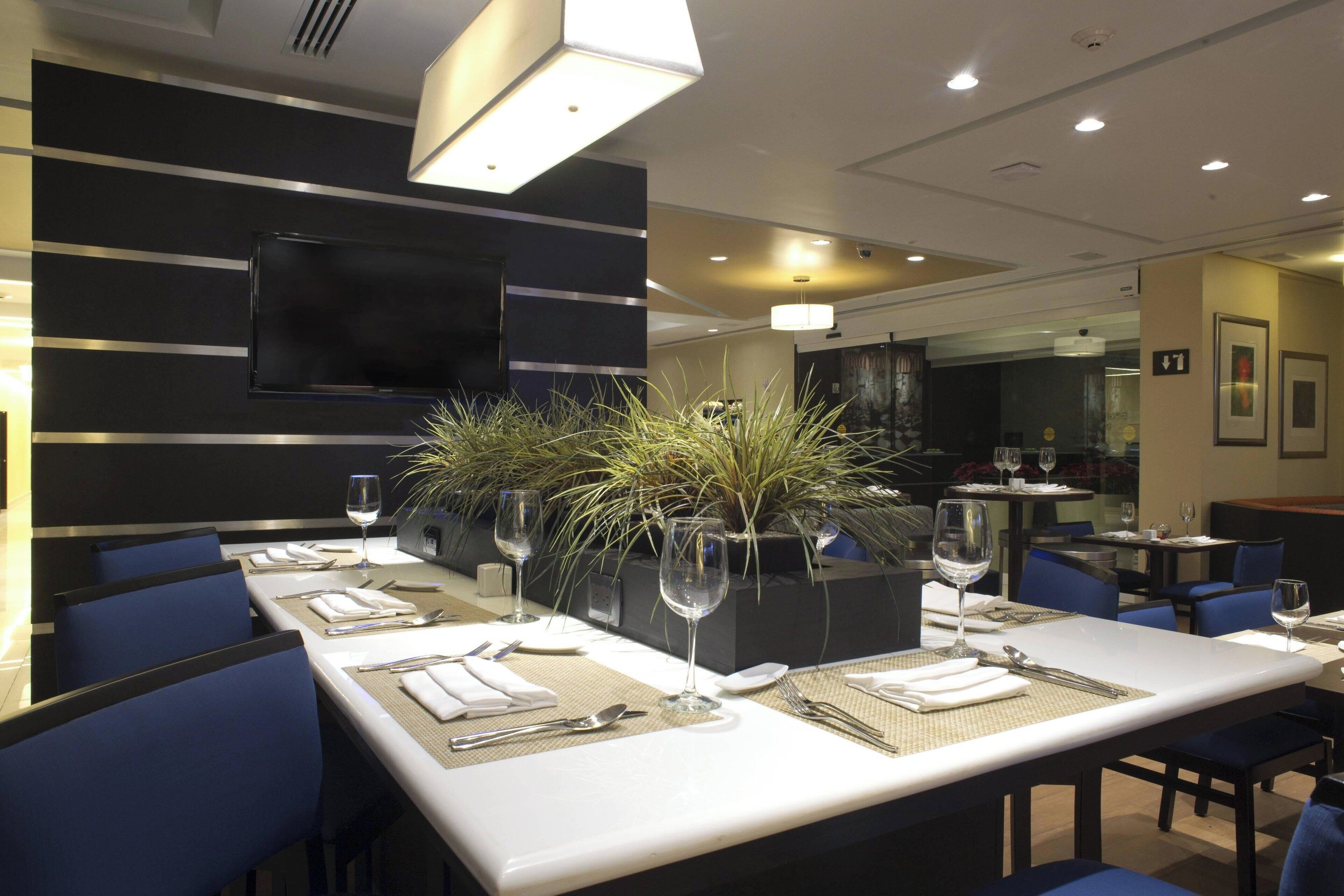 breakfast, lunch, dinner served; international cuisine