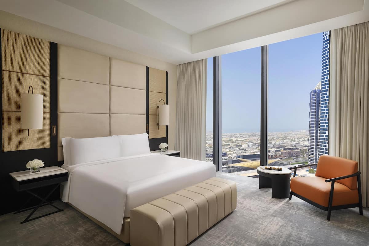 Luxe suite | Luxe beddengoed, een minibar, een kluis op de kamer