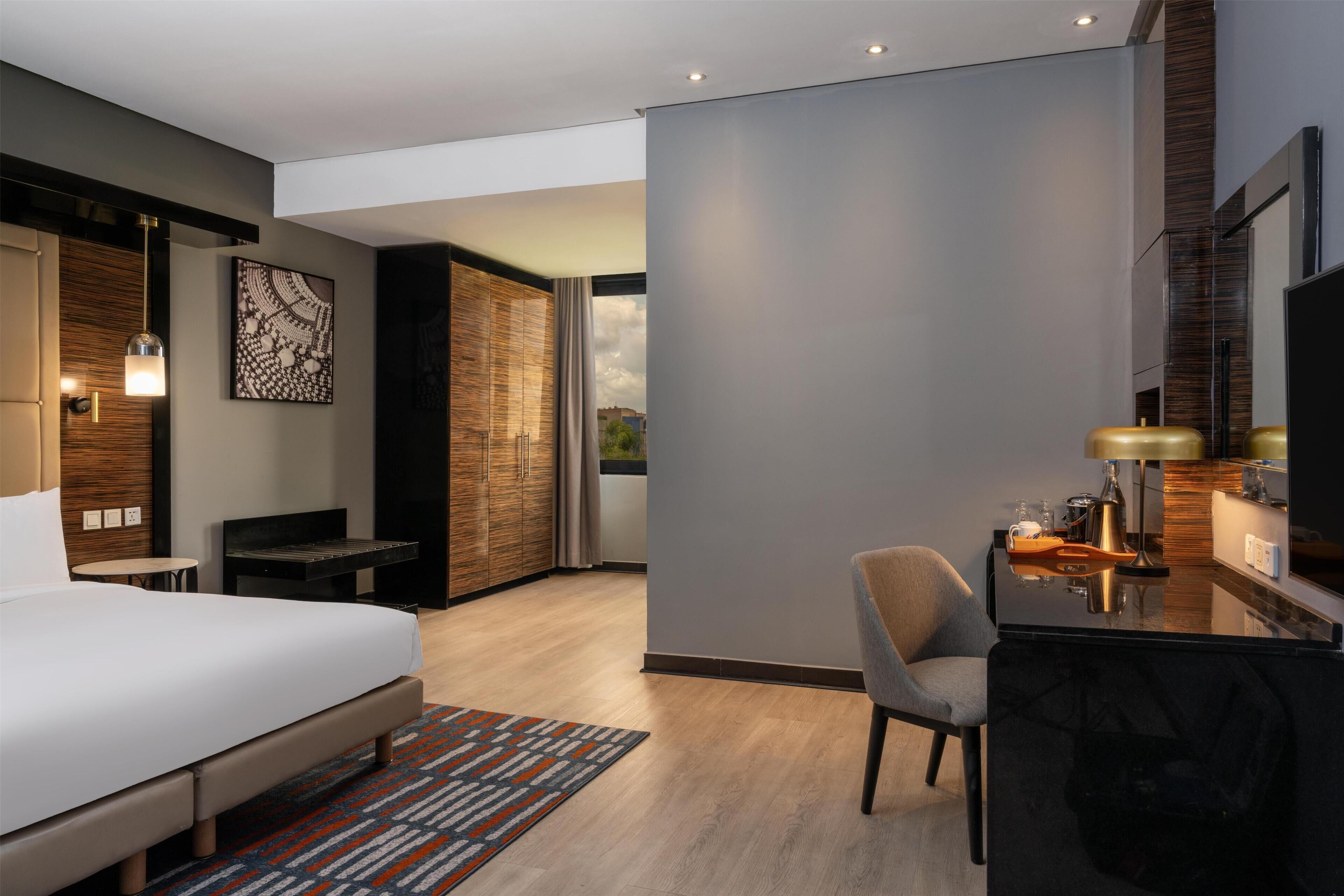 أغطية فراش متميزة وميني بار وخزنة داخل الغرفة ومكتب