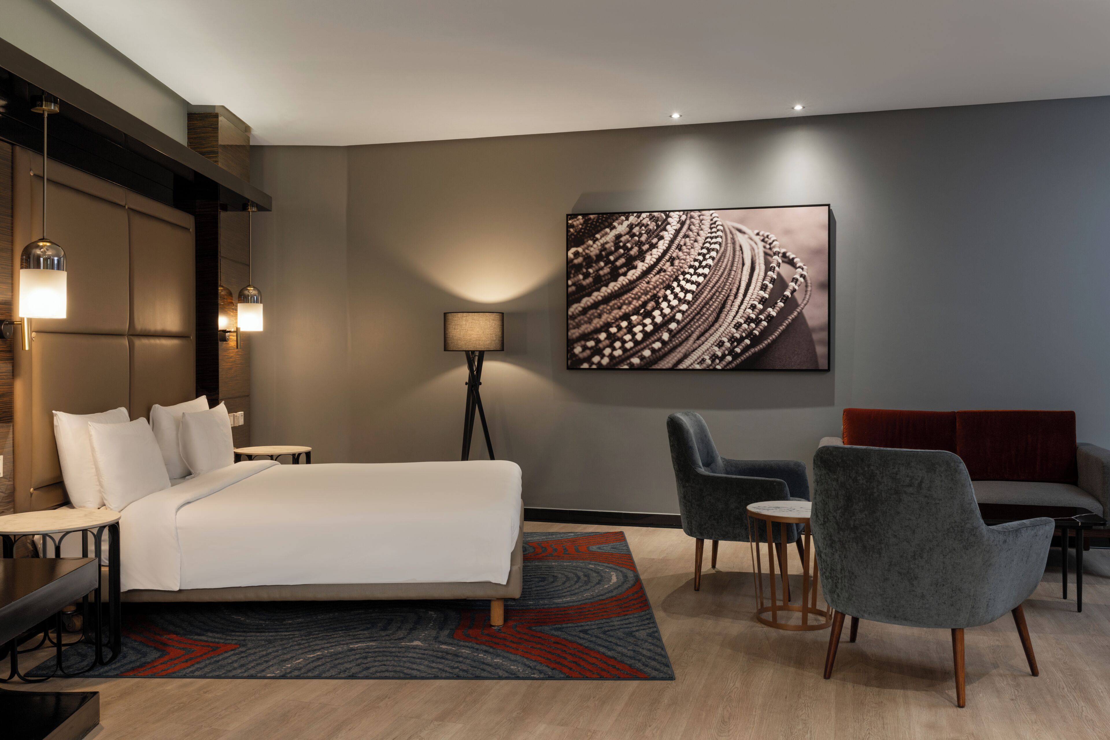 أغطية فراش متميزة وميني بار وخزنة داخل الغرفة ومكتب