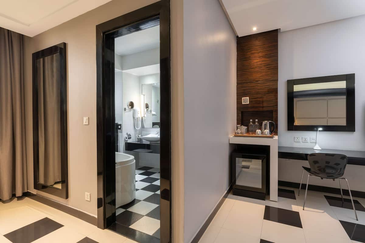 1 bedroom, premium bedding, minibar, in-room safe