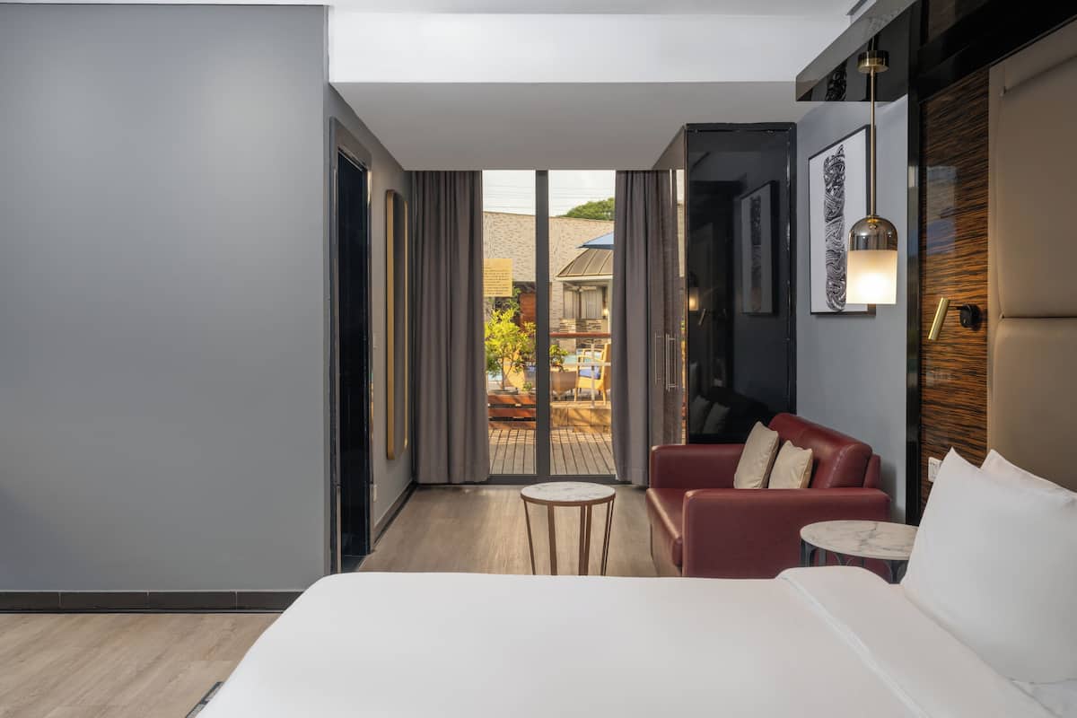 Habitación Premium, Terraza, vista a la alberca | Ropa de cama de alta calidad y minibar