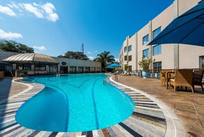 Outdoor pool, free pool cabanas, pool umbrellas - Radisson Blu Hotel Lusaka (Lusaka)