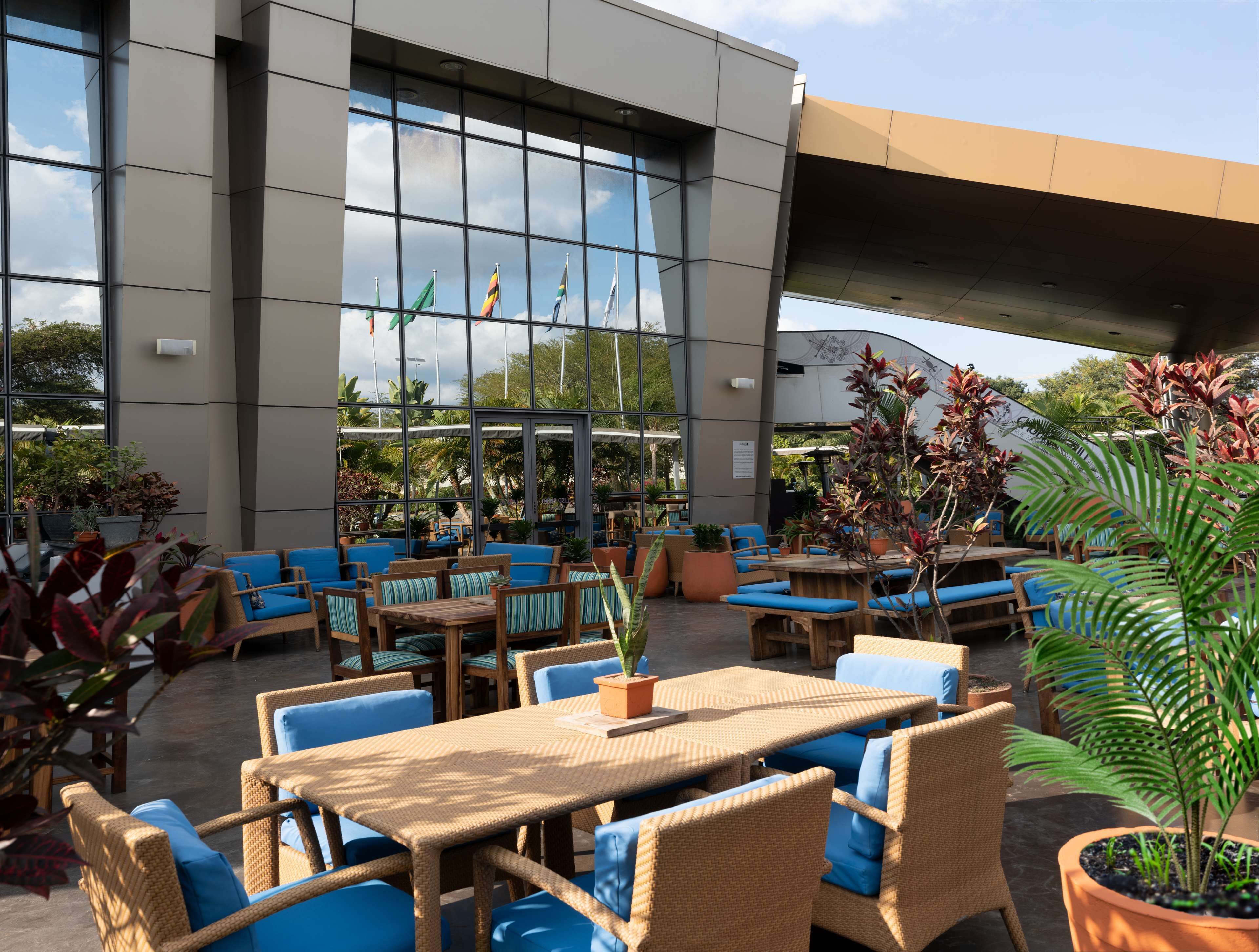 breakfast, lunch, dinner served; international cuisine