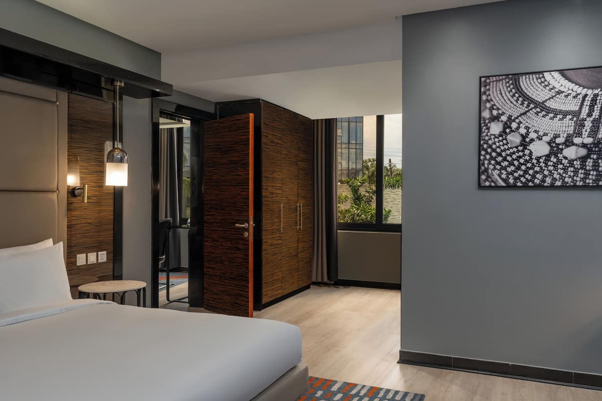 Suite, vista a la alberca | Ropa de cama de alta calidad y minibar