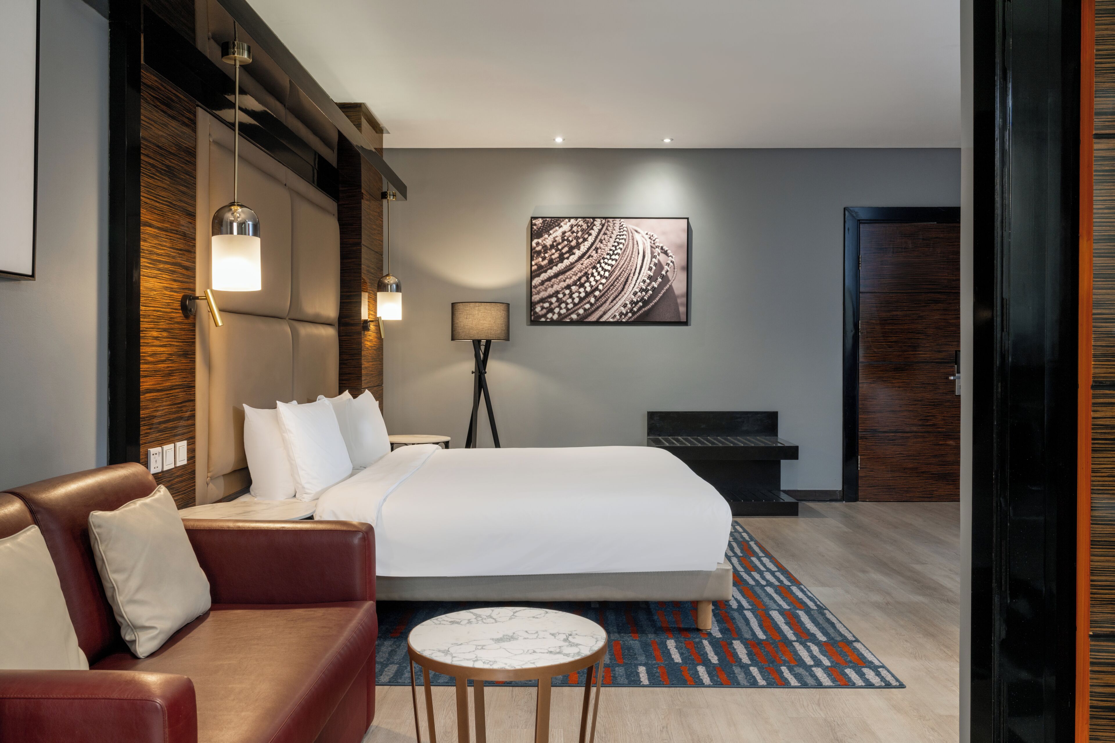 أغطية فراش متميزة وميني بار وخزنة داخل الغرفة ومكتب