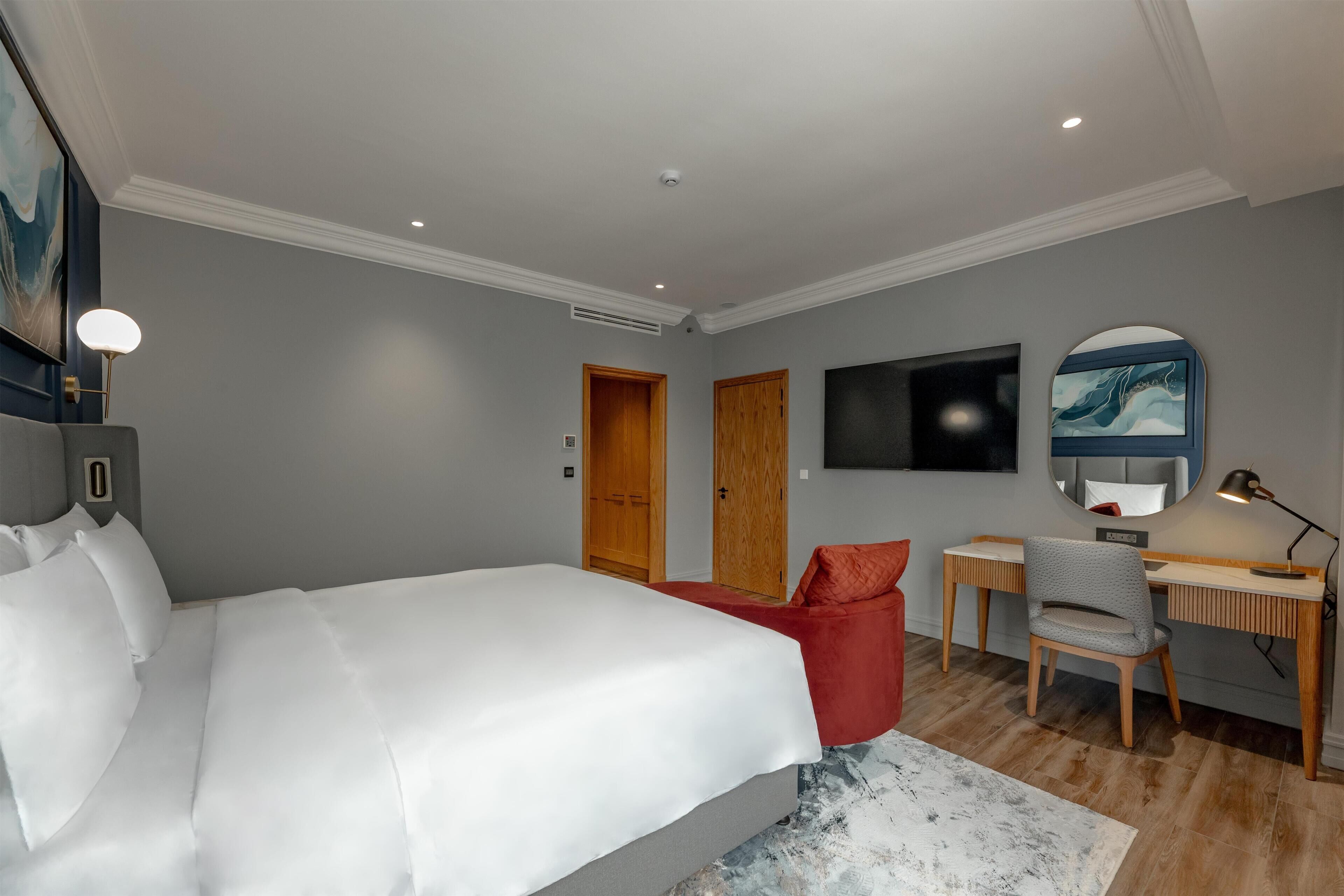 أغطية فراش متميزة وميني بار وخزنة داخل الغرفة ومكتب