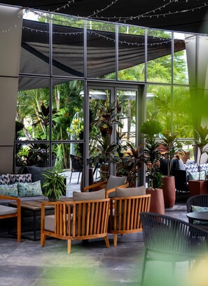 حيث تُقدم وجبات الإفطار، الغداء، العشاء، الأطباق العالمية