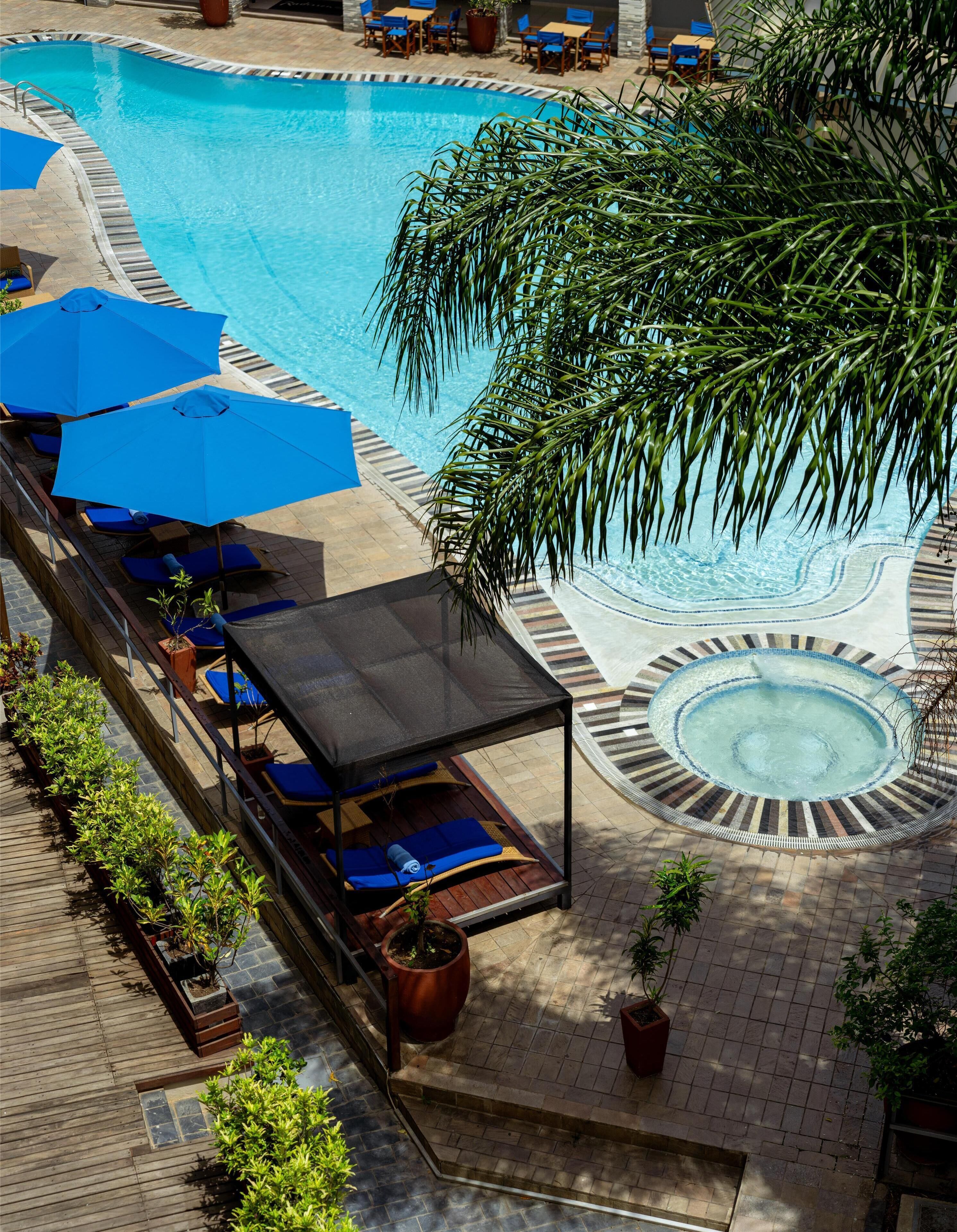 Una piscina al aire libre, cabañas de piscina gratuitas, sombrillas