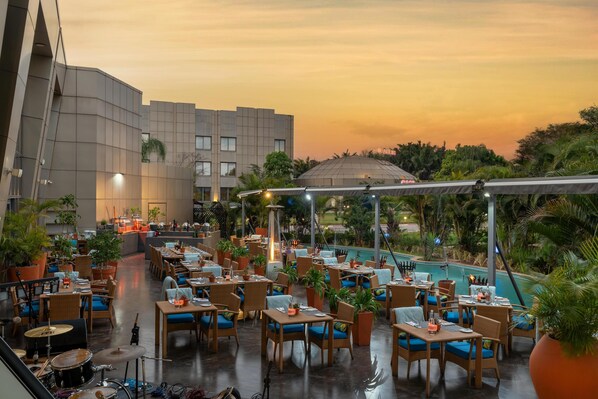 Breakfast, lunch, dinner served; international cuisine  - Radisson Blu Hotel Lusaka (Lusaka)