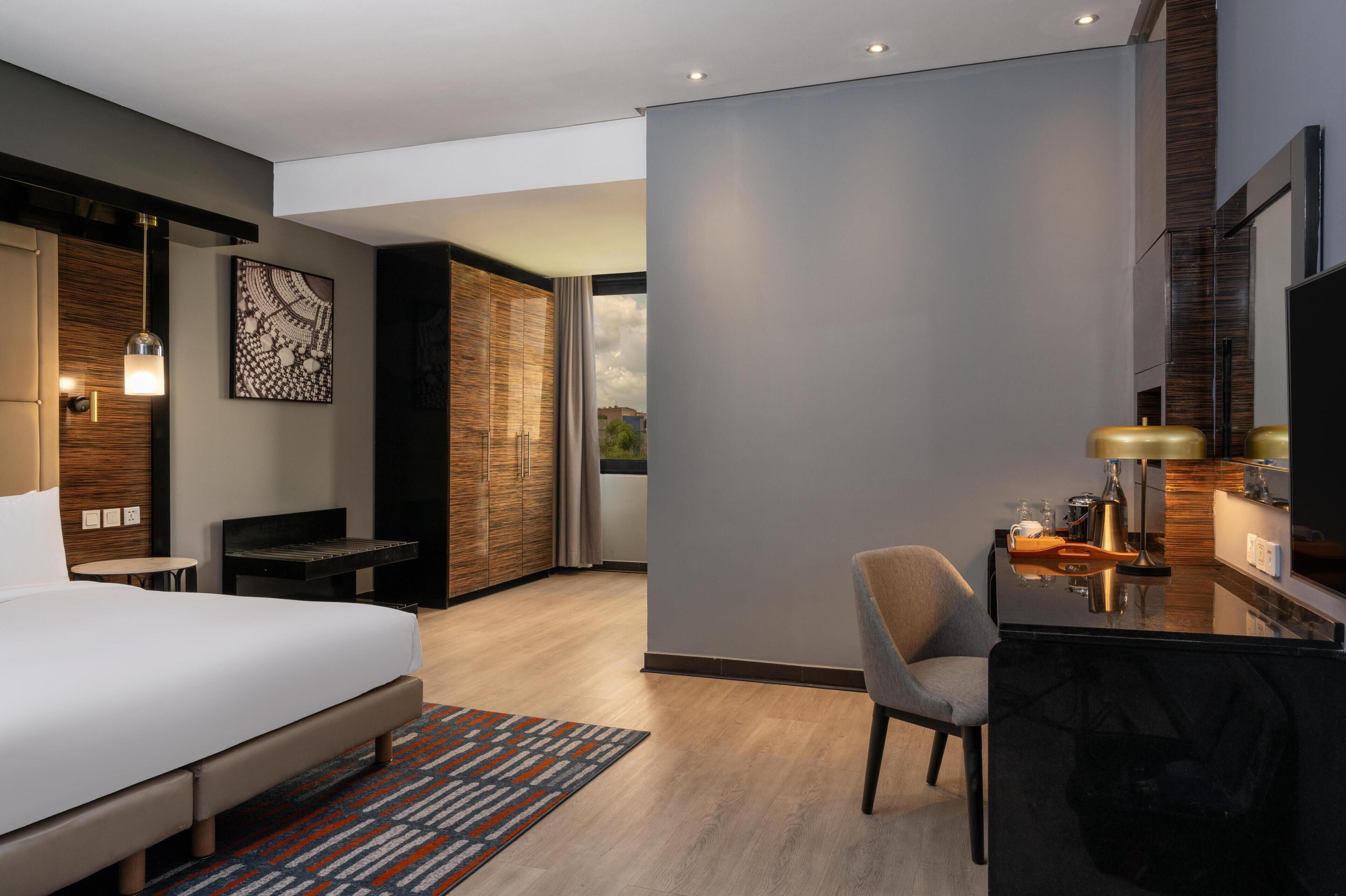 أغطية فراش متميزة وميني بار وخزنة داخل الغرفة ومكتب