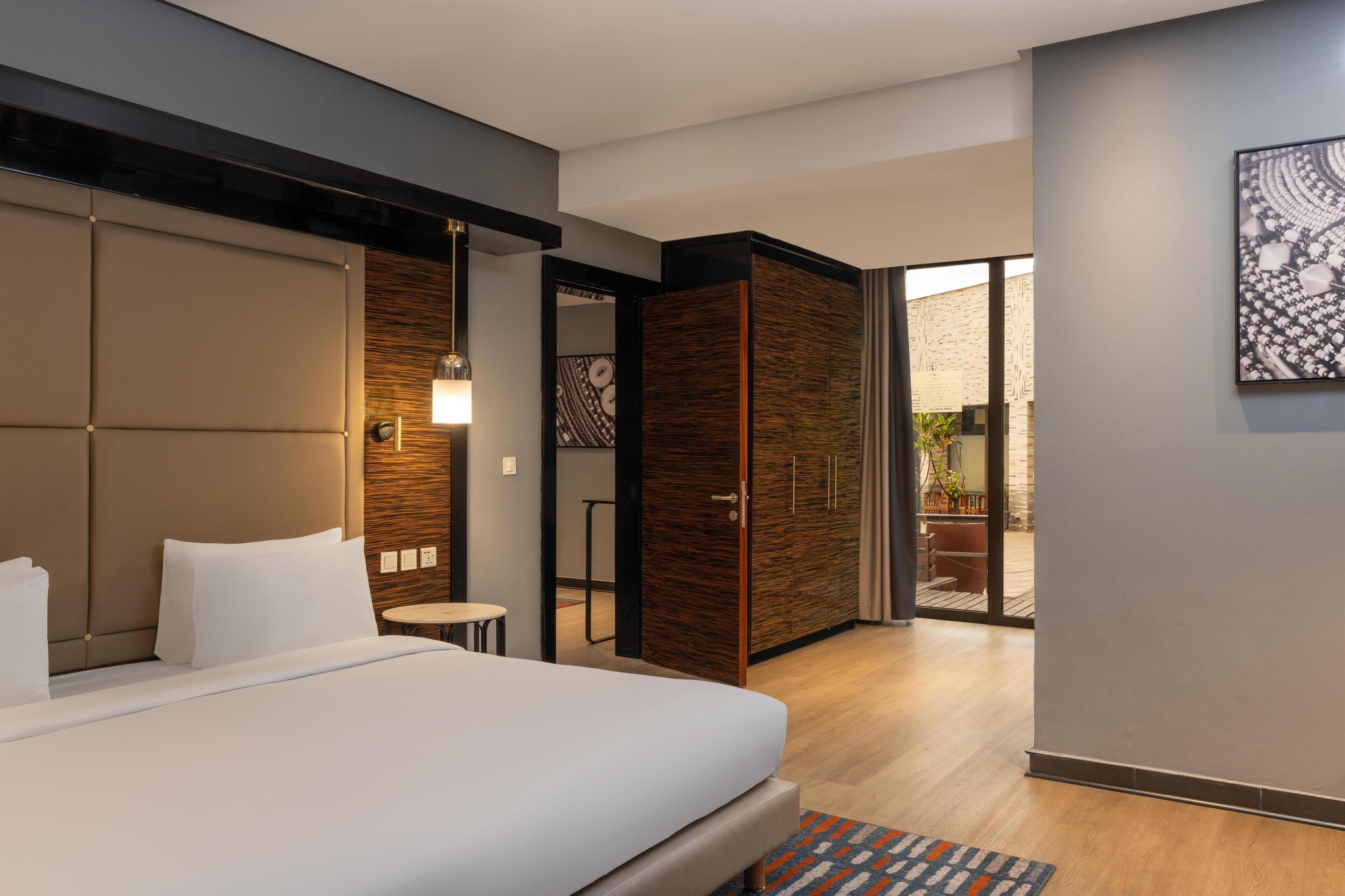 Suite Premium, vistas a la piscina | Ropa de cama de alta calidad, minibar, caja fuerte y escritorio