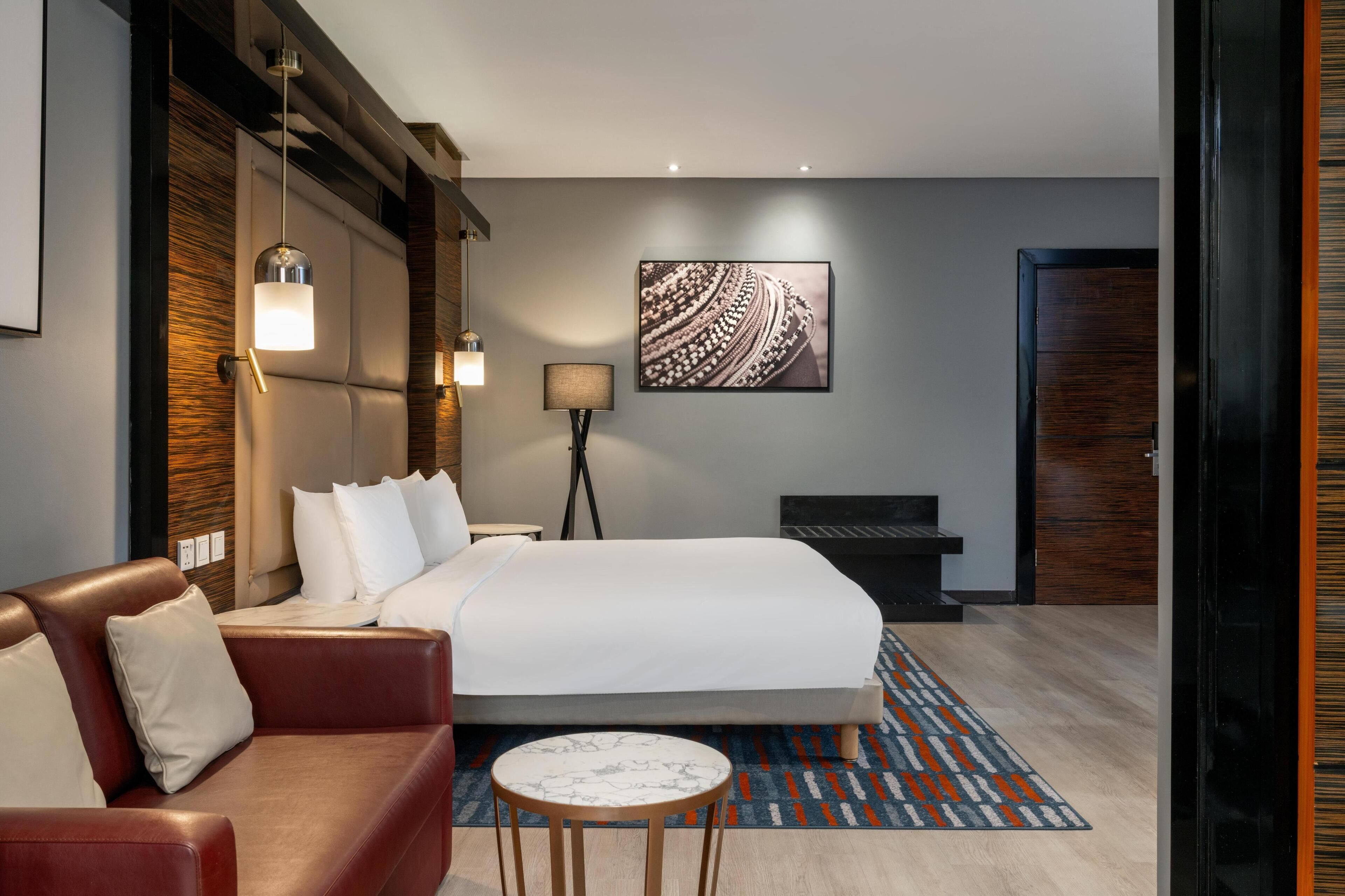 أغطية فراش متميزة وميني بار وخزنة داخل الغرفة ومكتب