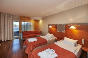 Skrivbord, mörkläggningsgardiner, gratis barnsängar och sängkläder