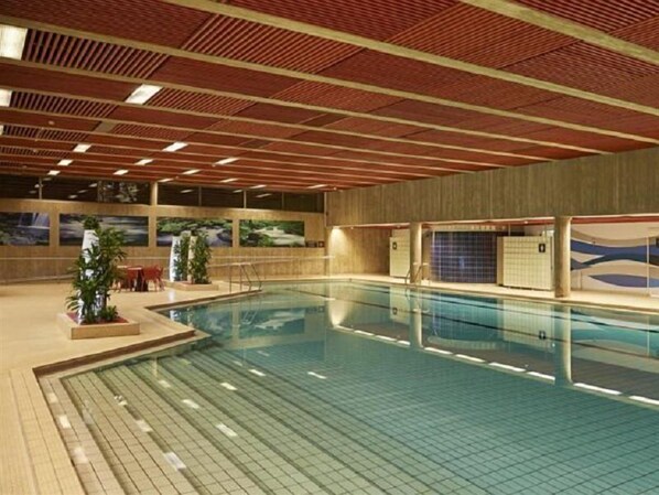 2 inomhuspooler och utomhuspool