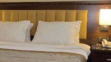 Deluxe Twin Room, Partial Sea View | In-room safe, cribs/infant beds, Internet