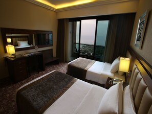 خزنة داخل الغرفة وأسرّة أطفال/رضّع وخدمة الإنترنت