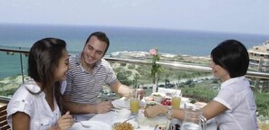 تناول الطعام بالخارج