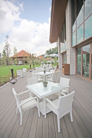 供應午餐和晚餐，中式料理