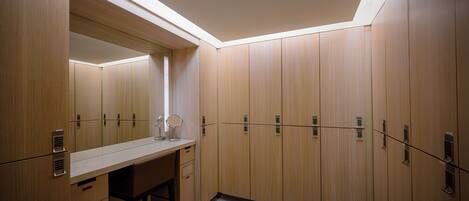 Une salle de bain moderne avec des meubles en bois, un miroir et un lavabo.