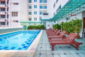 Outdoor pool, sun loungers - Hotel Continental (George Town)