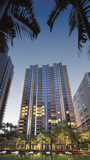 Vista frontal de la propiedad por la tarde o noche