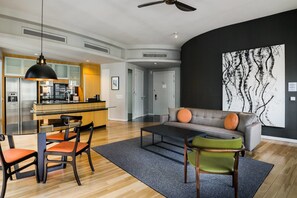 Kamar, 1 kamar tidur (King Bed) | Ruang keluarga | Televisi LCD 42-inci dengan saluran TV kabel, TV, dan perapian