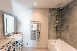 Bathroom - The Inn on the Shore (Torpoint)