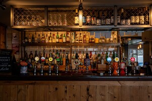 Standard Double Room, Ensuite | Bar (on property)
