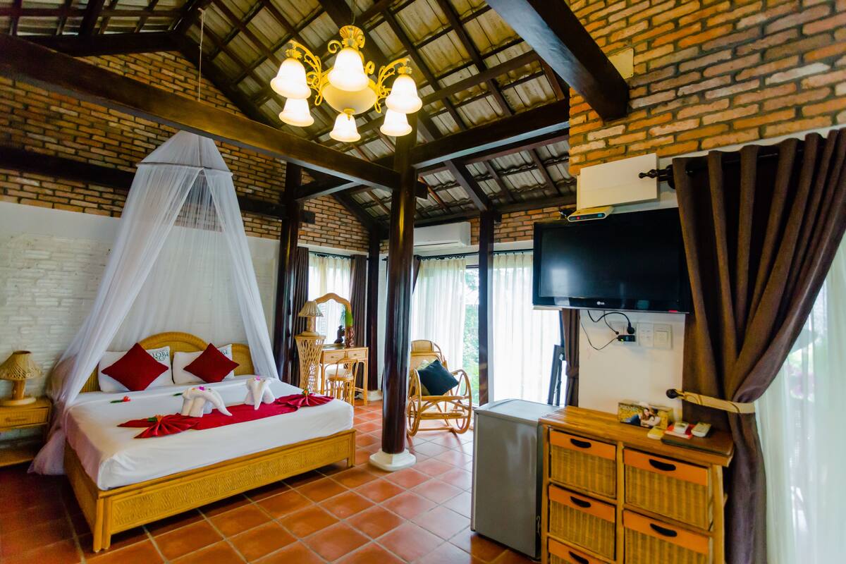 Roupas de cama premium, cofres nos quartos, escrivaninha