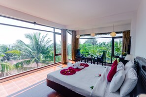 Ropa de cama de alta calidad y caja de seguridad en la habitación 