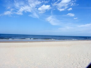 Privat strand, solstolar, parasoller och strandhanddukar