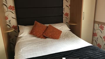 Habitación Deluxe doble | Caja fuerte, tabla de planchar con plancha, ropa de cama