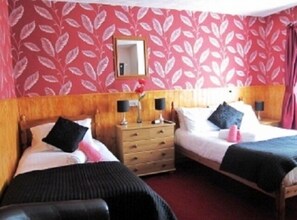 In-room safe, iron/ironing board, bed sheets - The Kingscliff (Blackpool)