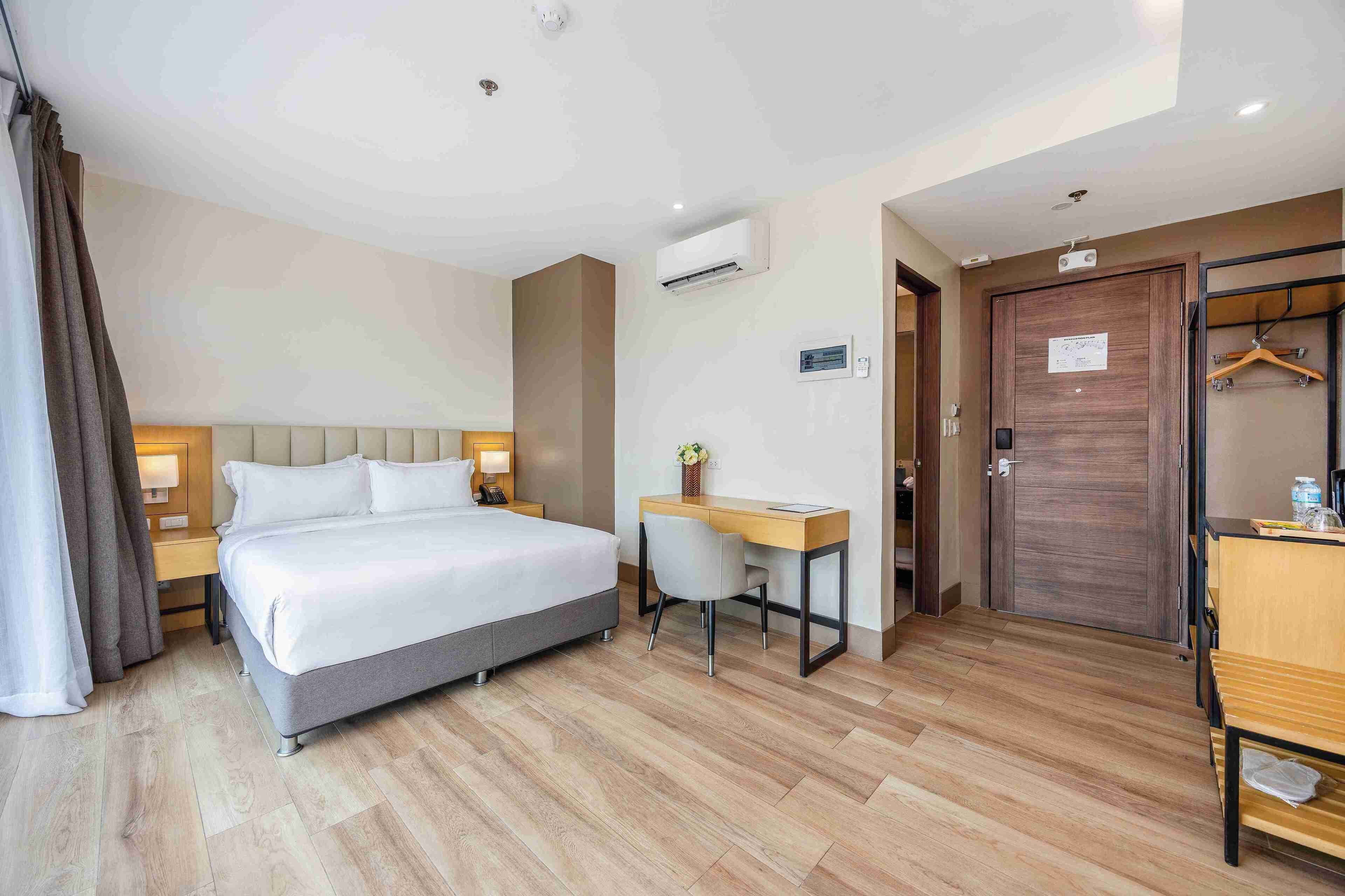 Deluxe Queen Room | Minibar, in-room safe, desk, free WiFi