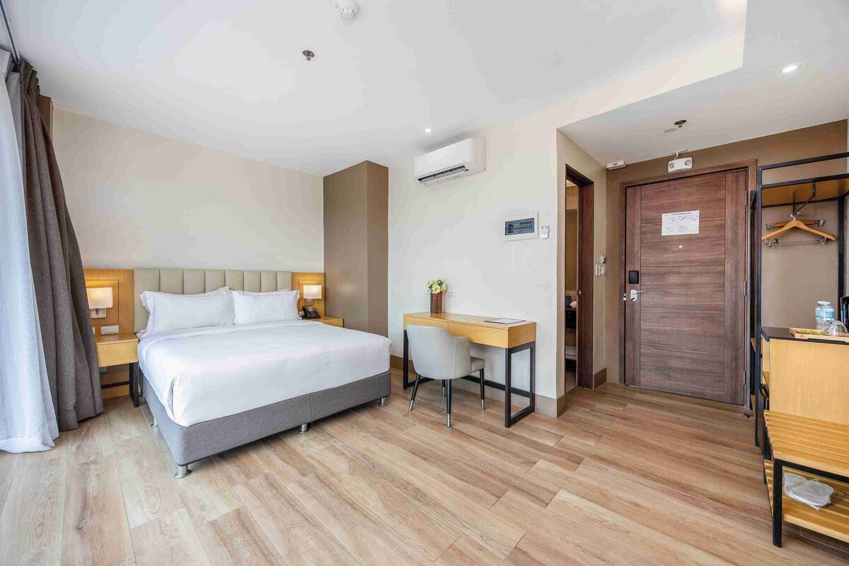 Deluxe Queen Room | Minibar, safe på rommet, skrivebord og wi-fi (inkludert)