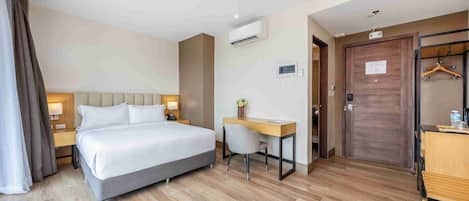 Deluxe Queen Room | Minibar, in-room safe, desk, free WiFi