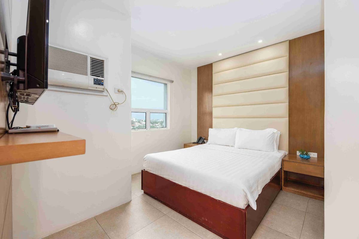 Standard Queen Room | Minibar, safe på rommet, skrivebord og wi-fi (inkludert)