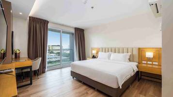 Deluxe Room, 1 King Bed | Minibar, in-room safe, desk, free WiFi