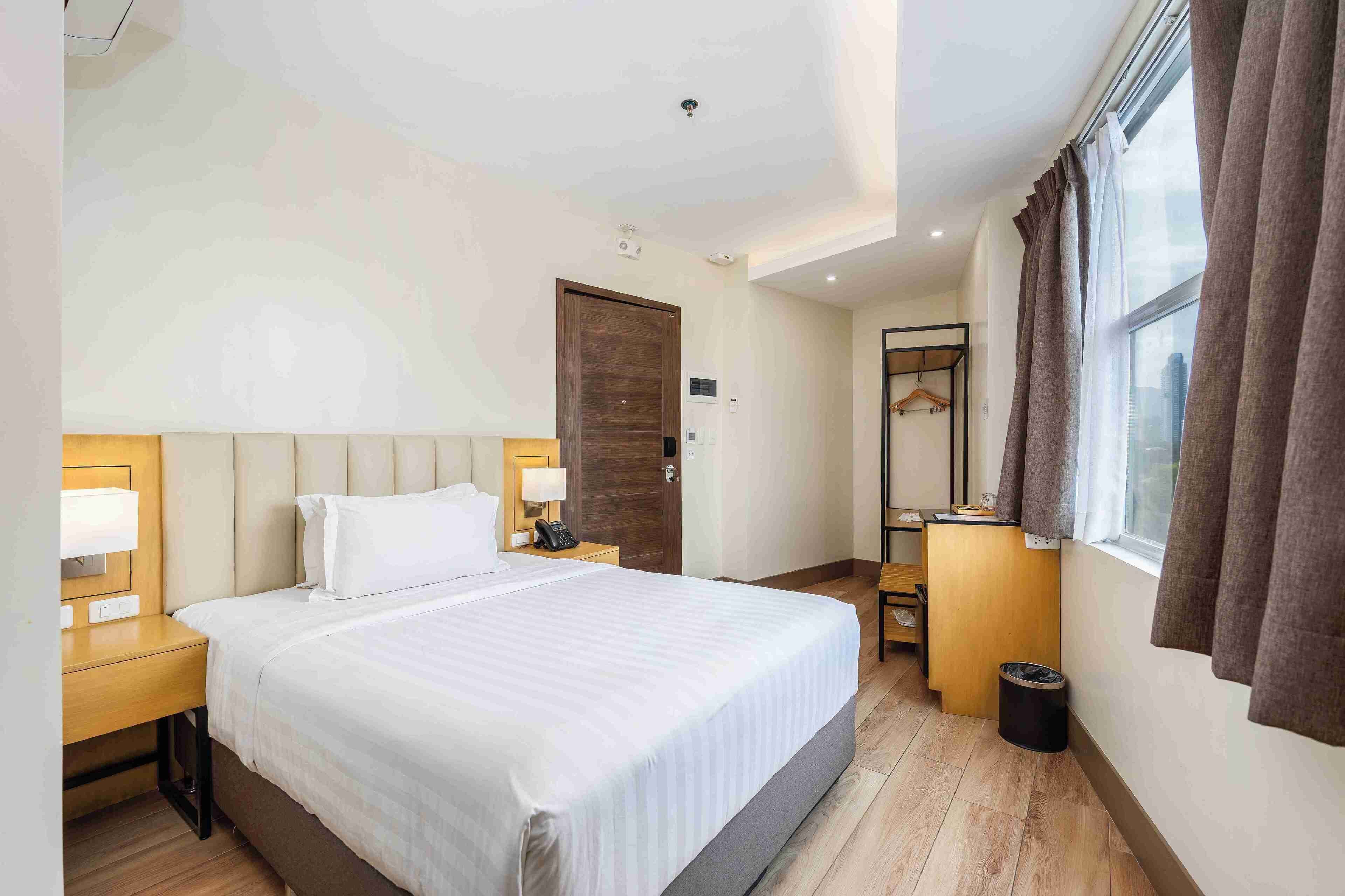 Enkeltrom – deluxe | Minibar, safe på rommet, skrivebord og wi-fi (inkludert)