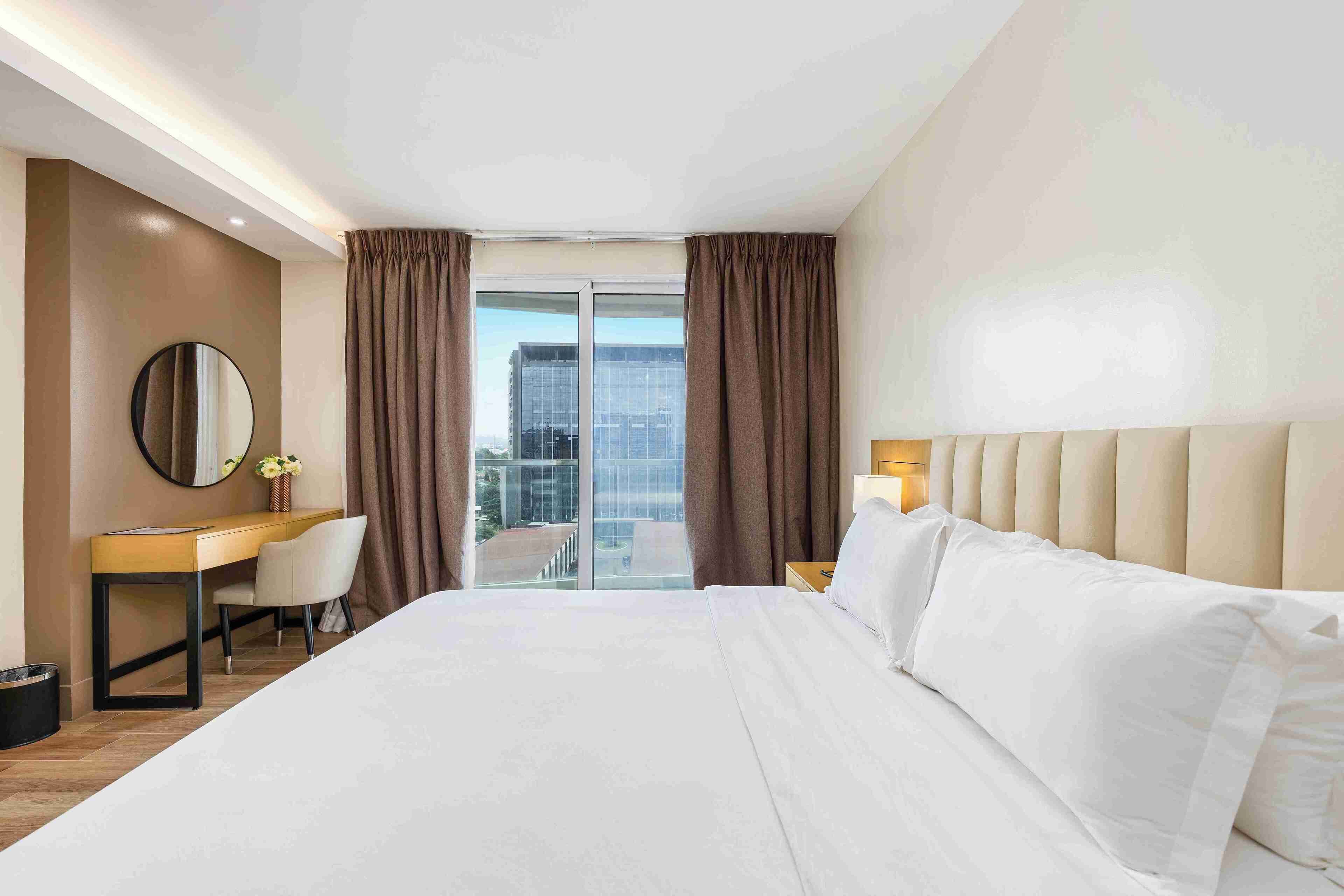 Deluxe Room, 1 King Bed | Minibar, in-room safe, desk, free WiFi