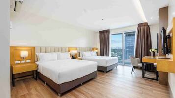 Familiekamer (Deluxe) | Een minibar, een kluis op de kamer, een bureau, gratis wifi