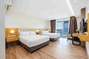 Deluxe Family | Minibar, in-room safe, desk, free WiFi