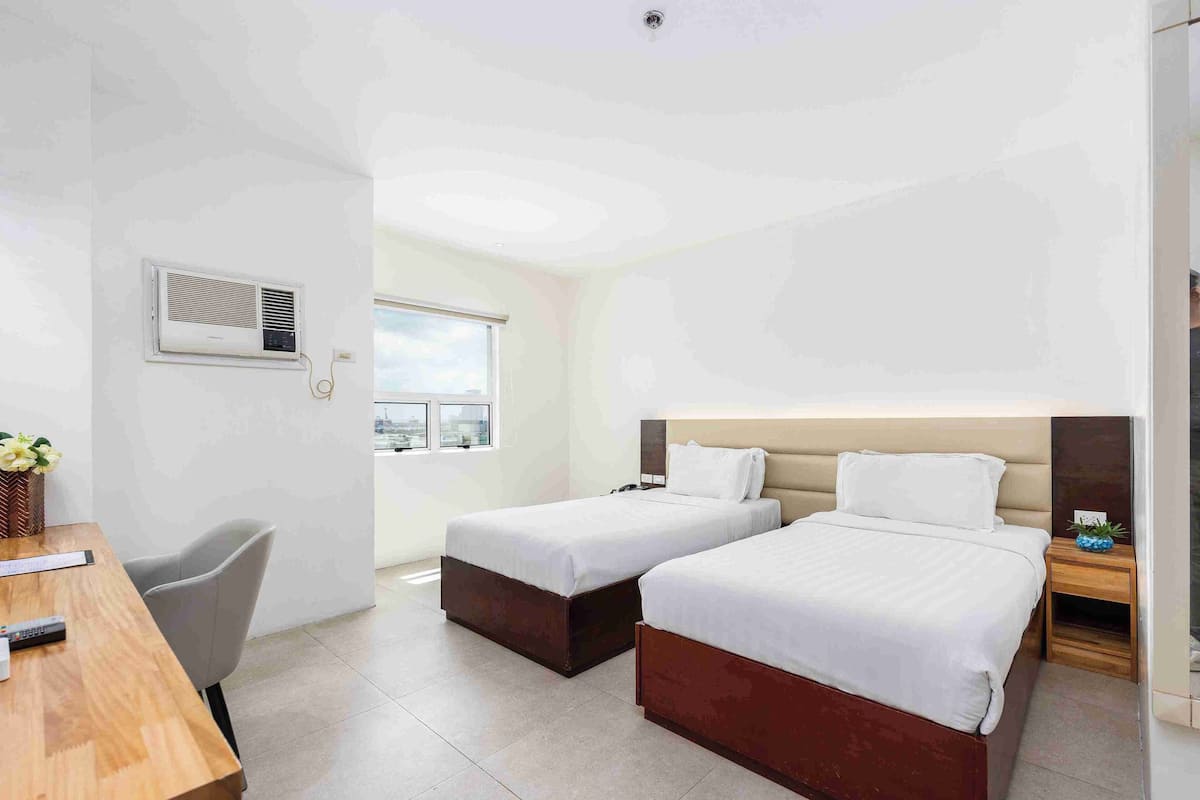 Standard Twin Room | Minibar, safe på rommet, skrivebord og wi-fi (inkludert)